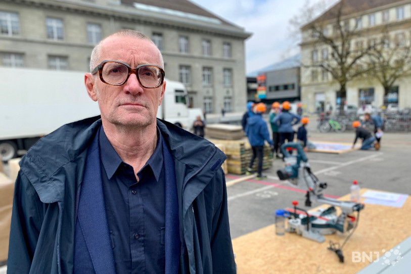 L'artiste Thomas Hirschhorn a donné le coup d'envoi du chantier pour la construction de sa « Robert Walser Sculpture » devant la gare de Bienne.