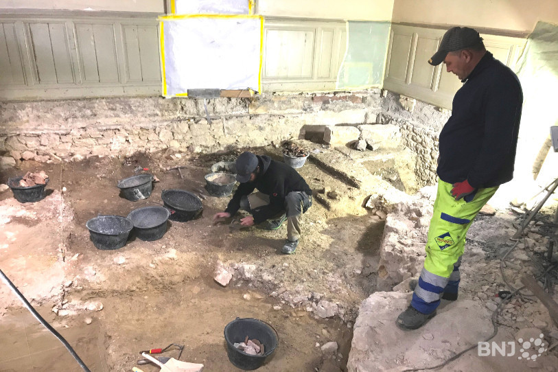Les fouilles archéologiques se poursuivent sous l'aile est du cloître de la Collégiale de Neuchâtel.