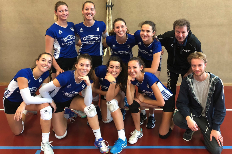 L'équipe féminine M23 du club ajoulot cher au président Serge Jubin (en haut à droite) bénéficiera notamment de l'apport d'un formateur professionnel dès le mois de juin (photo : Facebook Volleyball Club Porrentruy).