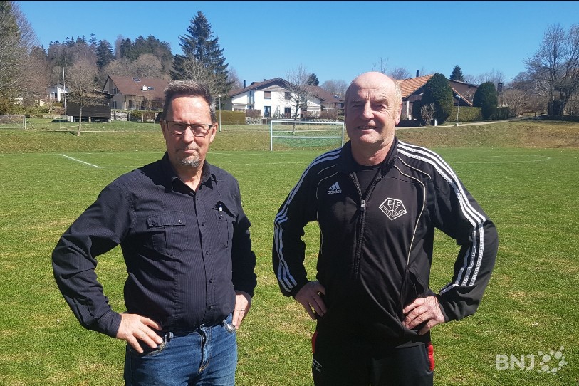 Tous les riverains du terrain des Foulets ne sont pas opposés à la nouvelle surface. Le voisin Charles Bühlmann au côté du président du FC Etoile-Sporting Gérard Prétôt.