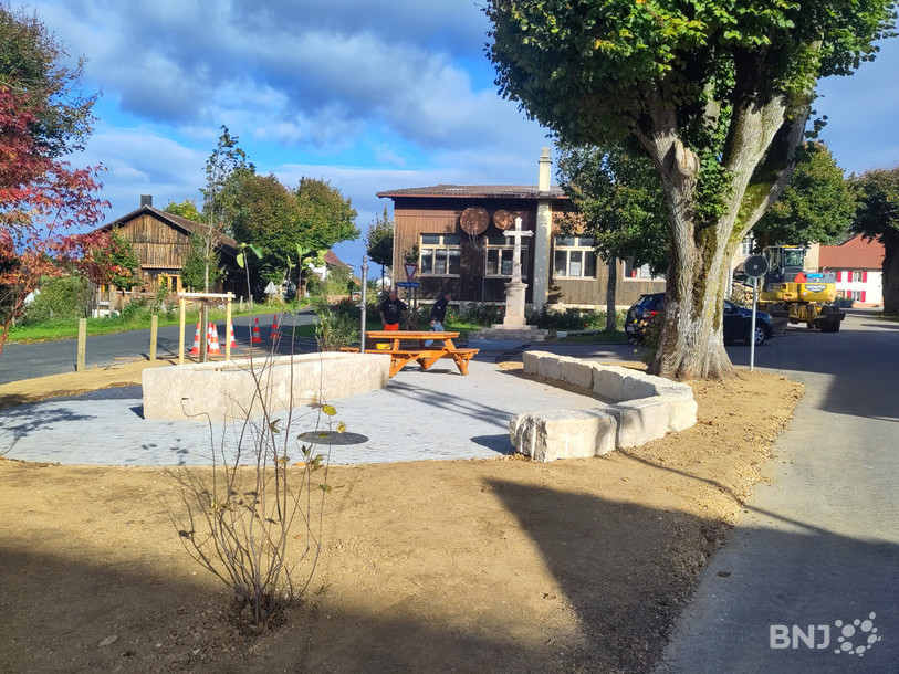La Place des Tilleuls, où s'affairaient encore quelques mains pour lui faire une dernière beauté avant son inauguration.