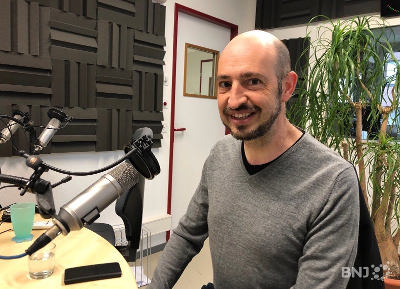 Olivier Hüsser dans le studio de la Matinale RTN
