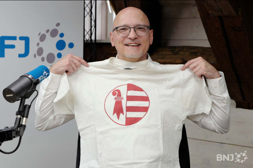 Le vicaire épiscopal, Jean-Jacques Theurillat a choisi le T-shirt jurassien pour la photo. Un objet qui lui rappelle des souvenirs.