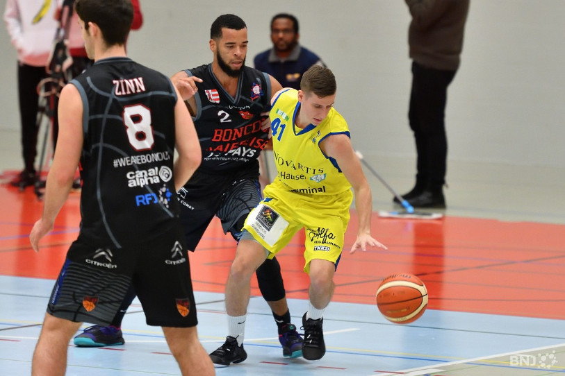 Alexis Herrmann (en jaune, ici face à Marlon Kessler du BC Boncourt) va jouer le dernier match de sa carrière face au BC Boncourt, son club formateur, mercredi soir avec les Starwings de Bâle.