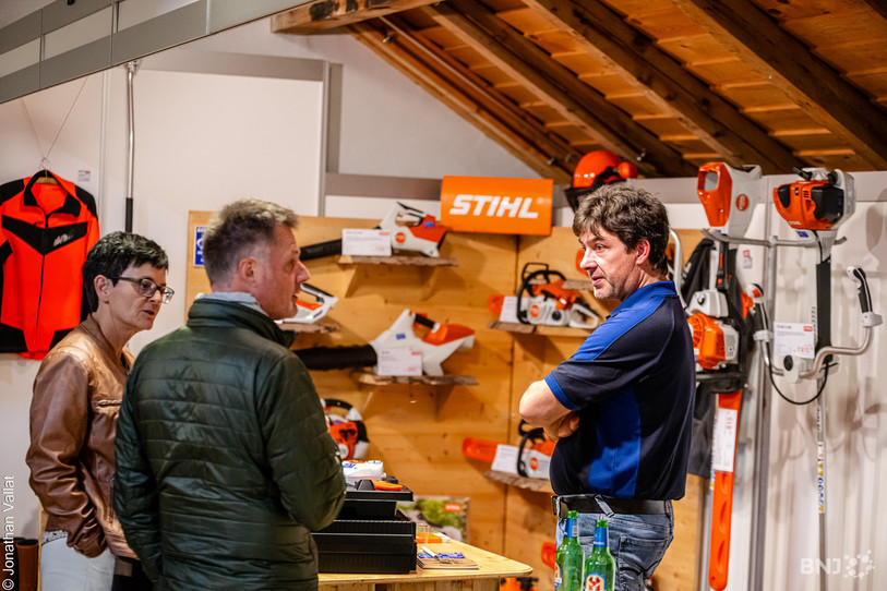 Les exposants du 47e Comptoir franc-montagnard ont pu nouer des contacts avec les visiteurs. (Photo : Jonathan Vallat)