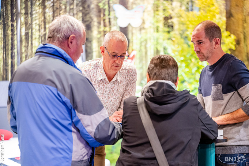 Un commerçant franc-montagnard en pleine discussion avec des visiteurs, et donc de potentiels clients. (photo : Jonathan Vallat).