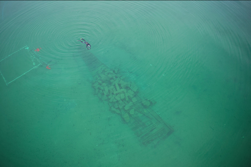 L'épave vue du ciel avec sa cargaison de blocs de calcaire bien visible en son centre. (Photo : Fondation Octopus)