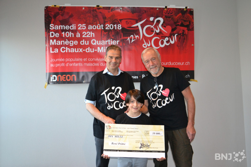 René Prêtre (à gauche) a reçu un chèque de 10'000 francs du président de l'association Tour du Coeur Jean-Philippe Patthey, accompagné de son petit-fils Valentino.