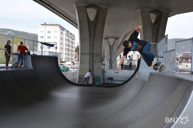 Plusieurs générations se côtoient dans le nouveau skatepark. Les plus aguerris effectuent des figures sous l'œil intéressé des plus jeunes.