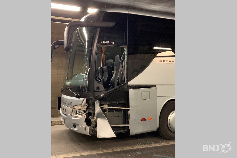 L'avant du car a été endommagé dans l'accident.