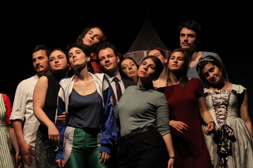 Les comédiens du Théâtre universitaire neuchâtelois en pleine répétition pour leur pièce « Rêve Party ».
