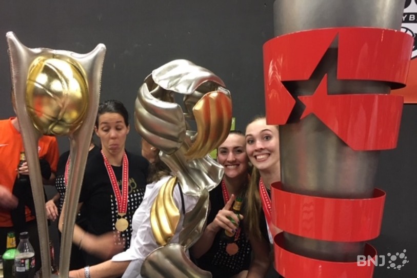 Les trois trophées du NUC entre Laura Girolami, Tia Scambray et Martina Halter : Le championnat, la Coupe de Suisse et la Supercoupe (de g. à d.) 