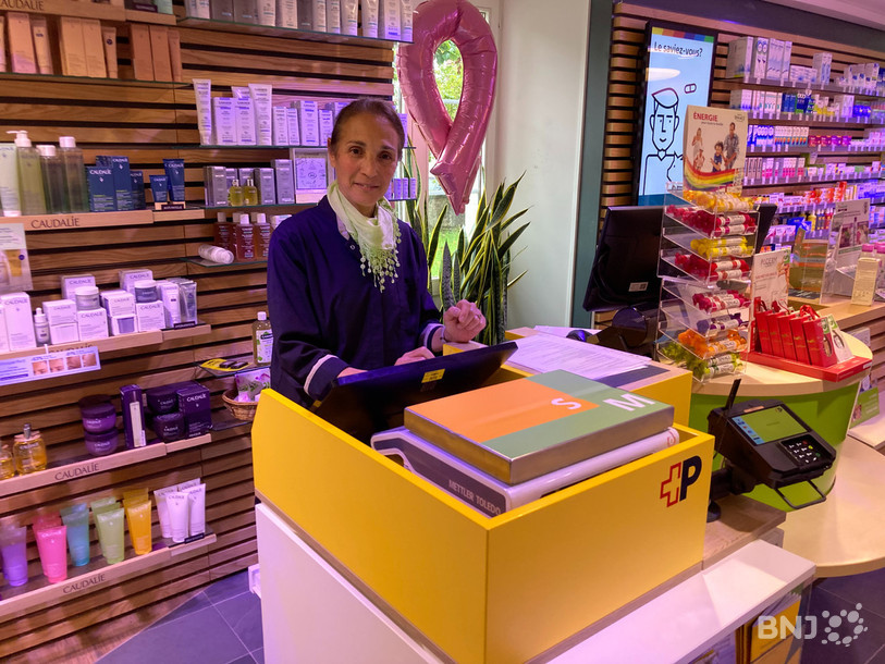 Nojoud Bentaleb, responsable de la pharmacie Bourquin à Couvet, s'est proposée pour accueillir une filiale de La Poste. 