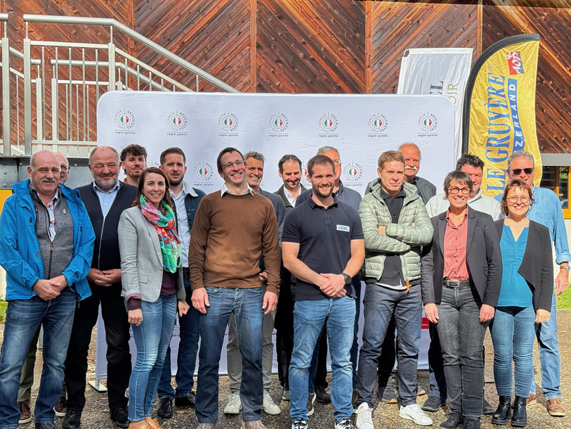 Lauréats et jury de la 8e sélection des gruyères AOP Neuchâtel, devant la restaurant du Bugnon, aux Ponts-de-Martel (photo : Neuchâtel vins et terroir).