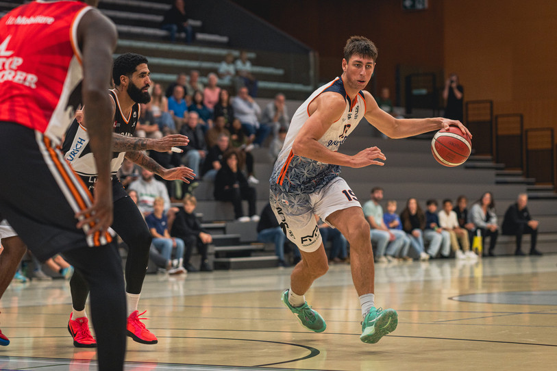 Izan Le Meut a inscrit 20 points sur le parquet de Fribourg Olympic (photo : archives, Albin Tissier).