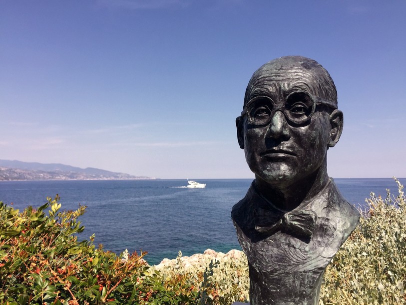 Buste de Le Corbusier devant la mer