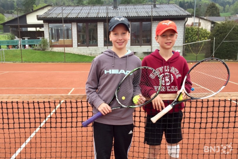 Jura Tennis Pro a principalement été fondée pour permettre à Jéhanne Erard et à Tomas Gunzinger de réaliser leur rêve de devenir joueurs de tennis professionnels. 