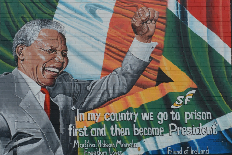 Nelson Mandela, premier président noir d'Afrique du Sud, a mis fin au régime de l'apartheid.