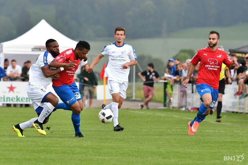 Les finales de promotion en 2e ligue avaient donné lieu à une grande fête du football jurassien l'an dernier avec un duel entre Alle (ici en blanc) et Courroux (ici en rouge et bleu).