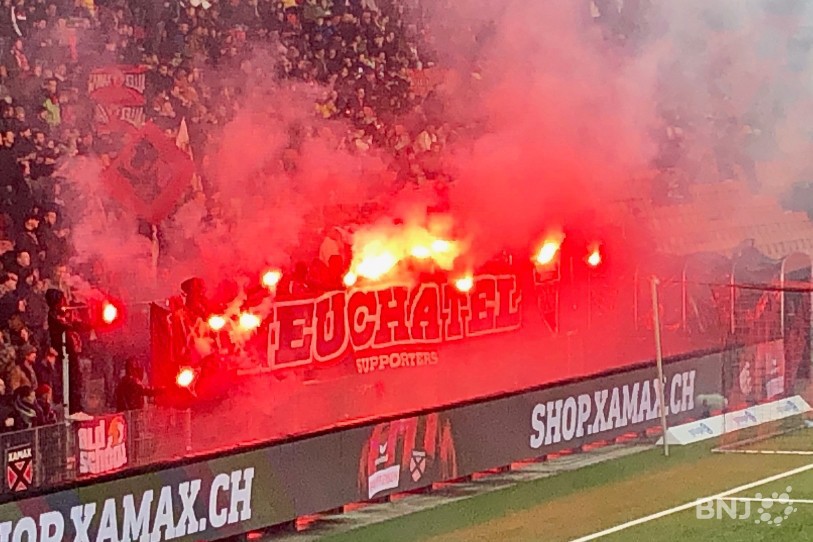 Les supporters des deux camps n’ont pas hésité à faire usage de fumigènes lors de ce duel entre Neuchâtel Xamax FCS et GC. (photo : Raphaël Chalverat)