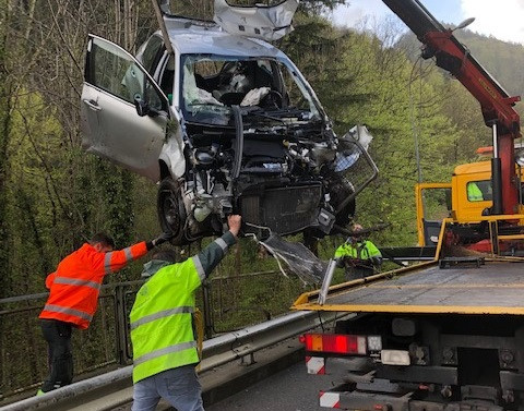La route a été fermée afin de dégager le véhicule. (photo: police cantonale bernoise)