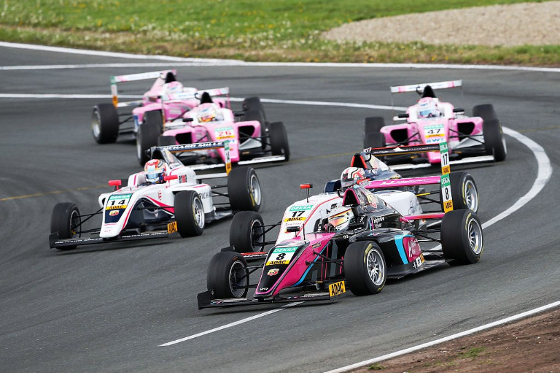 Grégoire Saucy (sur la gauche avec le numéro 14) a dû lutter durant tout le week-end pour marquer ses premiers points dans son nouveau championnat (photo : ADAC Formel 4).