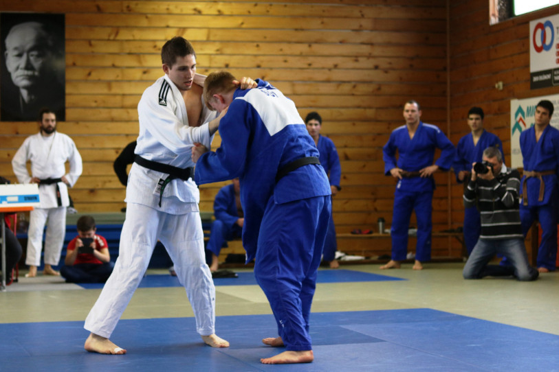 Bastien Beuchat (ici en blanc) a remporté l'un des combats de Judo Jura ce week-end à St-Gall (photo : Judo Jura).