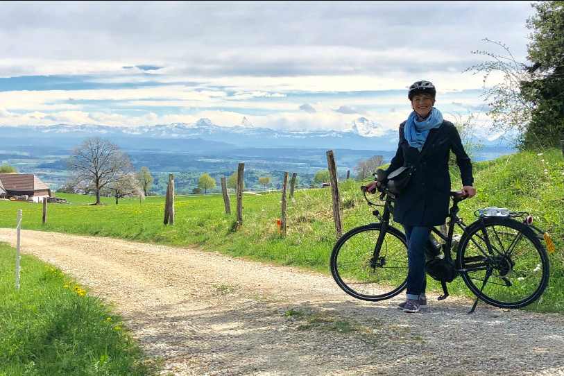 Madeleine Deckert s’est arrêtée au-dessus de La Combe pour se faire prendre en photo entre les villages d’Evilard et Macolin. (Photo : Madeleine Deckert)