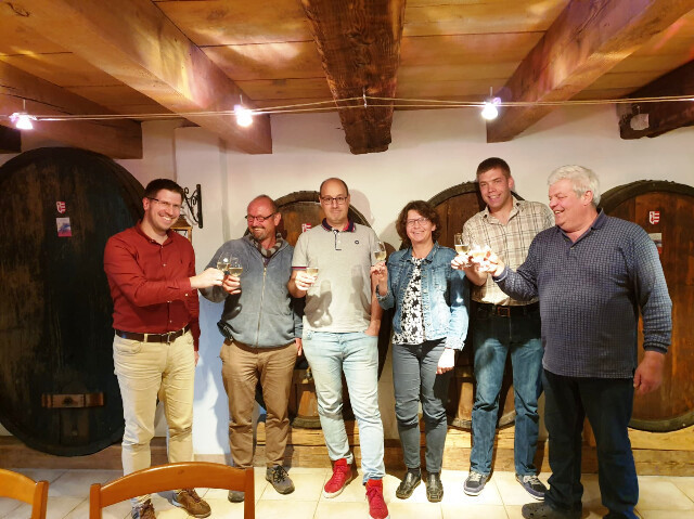 Les membres l'Association jurassienne des vignerons trinquent à la santé de leur union. De gauche à droite: Hervé Schaffter (secrétaire), Thomas Dennert, Laurent Kohler, Silvia Blattner, Olivier Fleury (président) et son père Didier Fleury. Manque: Martin Buser (photo AJV).