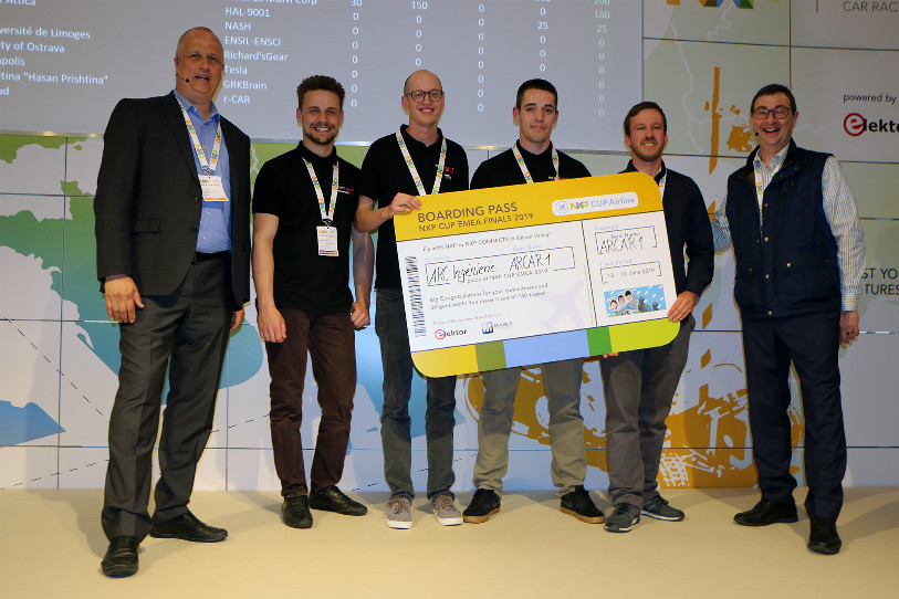 Au centre, Alexandre Mäder et Romain Donzé, entourés de Sébastien Glauser et Valentin Py, assistants en informatique à la HE-Arc, et de représentants du sponsor NXP. (Photo : HE-Arc)