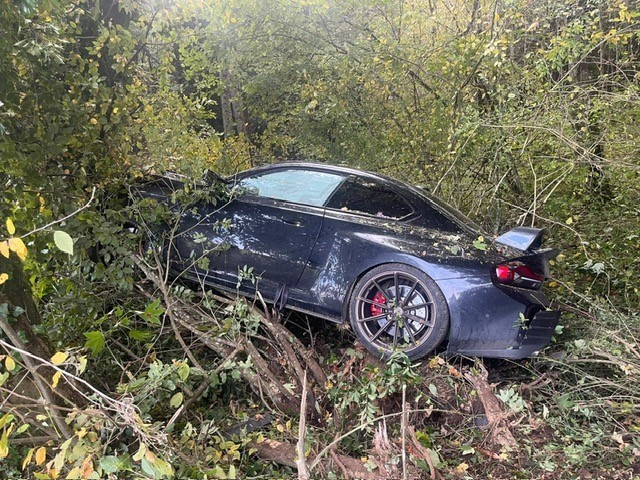 Le véhicule a terminé sa course contre des arbres. (Photo : police cantonale jurassienne)