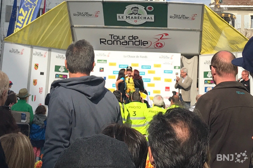 Primoz Roglic sur le podium à La Chaux-de-Fonds.