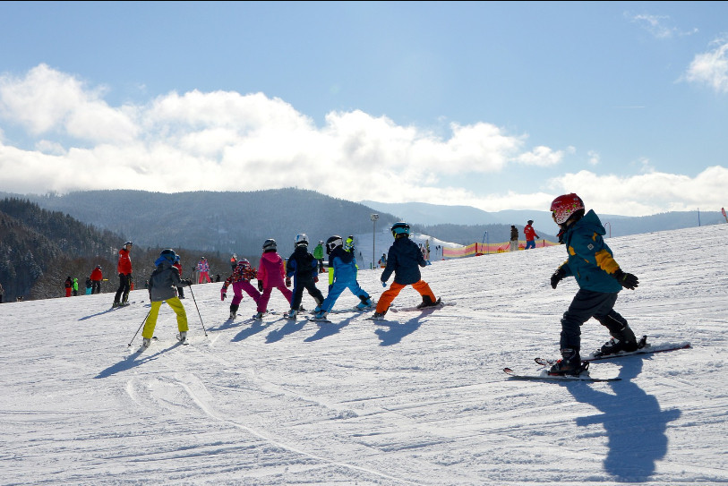 Les coûts des camps de ski sont trop élevés pour les enfants de la région, c'est ce que dénonce une motion déposée au Grand Conseil (image d'illustration).
