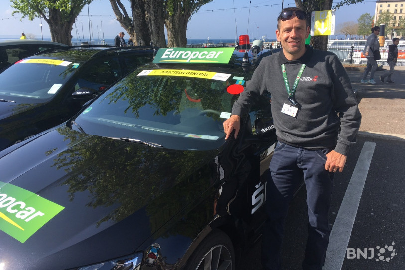Alexandre Moos pilote la voiture du directeur du Tour sur les routes romandes.