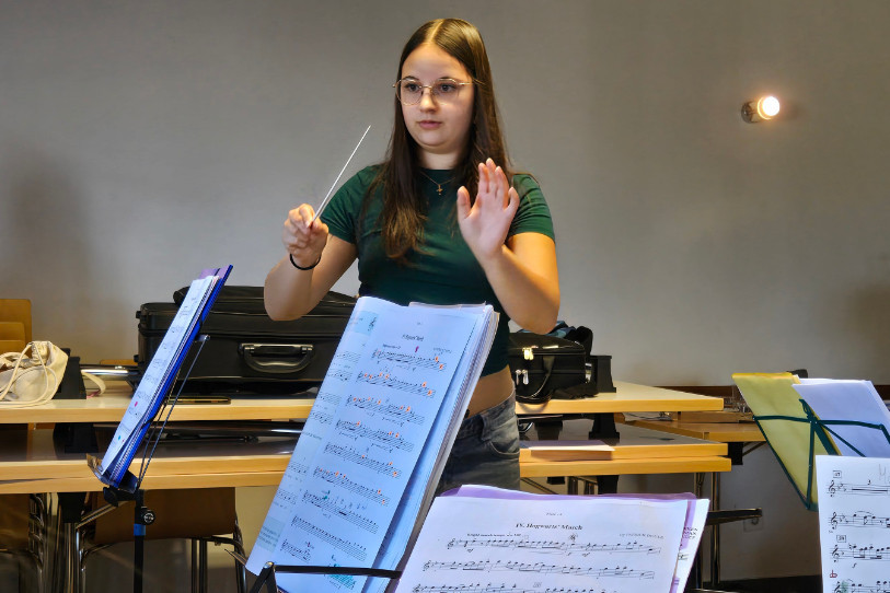 Taïs Closson à la baguette lors du camp musical au Rettemberg.