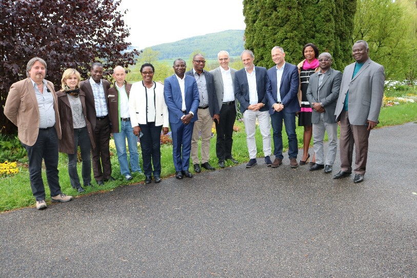 Les différents acteurs du projet posent sur le site de la Fondation Rurale Interjurassienne à Courtemelon.