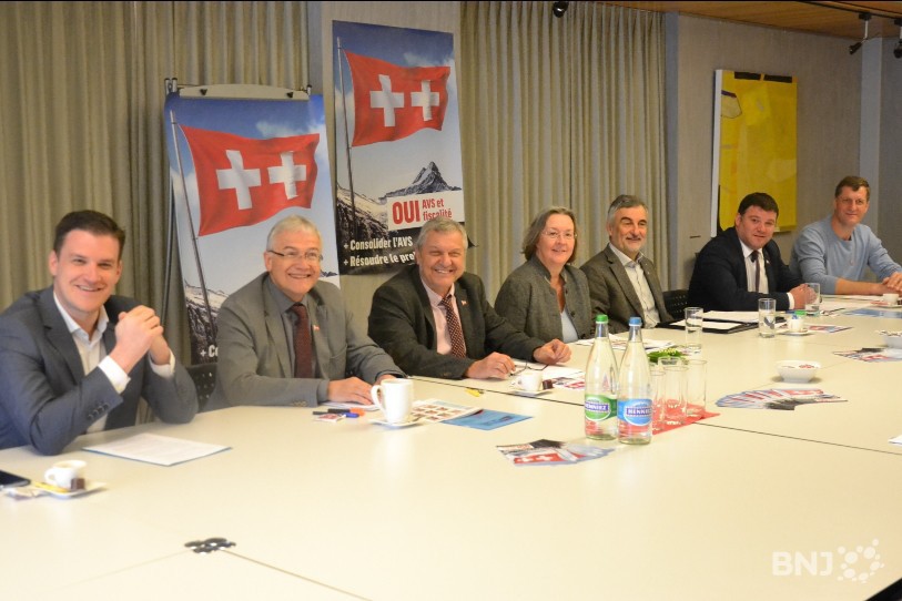 De gauche à droite : Loïc Dobler (député PS et délégué syndical Syna), Claude Hêche (conseiller aux Etats PS), Patrick Riat (président de la FER-Arcju), Anne Seydoux-Christe (conseillère aux Etats PDC et présidente du comité), Patrick Corbat (président de la CCIJ), Damien Chappuis (maire de Delémont) et Thomas Stettler (président UDC Jura). 