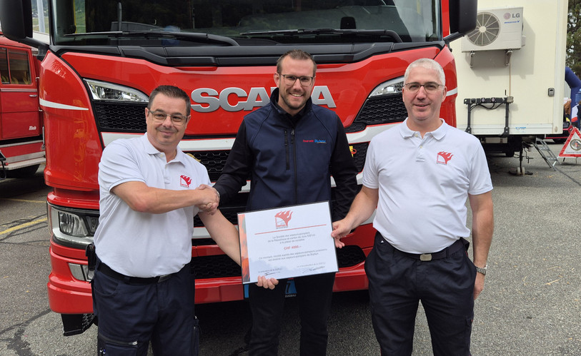 Une petite cérémonie a été organisée récemment pour remettre le chèque de 4'000 francs. (Photo : Société des sapeurs-pompiers de la République et Canton du Jura).