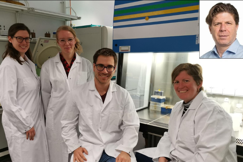 Quentin Haas (3è en partant de la gauche) et son groupe de recherche à l'institut de pharmacologie du professeur Stephan von Gunten (en médaillon).