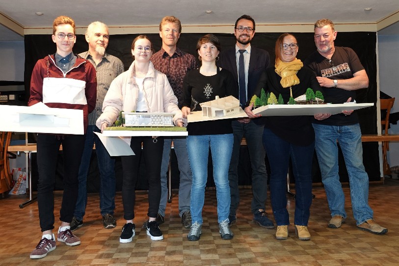 les lauréats de gauche à droite: Régis Villemin, Courrendlin, 4e prix, Jean-Marc Heusler, président de Lignum Jura, Auréane Gurtner, Port 2e prix ex-aequo, Patrice Eschmann, chef de l’Office de l’environnement, Elise Kaser, Court, 2e prix ex-aequo, Martial Courtet, Ministre JU de la formation de la culture et des sports, Annabelle Froidevaux, Courrendlin, 1er prix, Vincent Steullet, Maire de Soubey (photo : Lignum Jura)