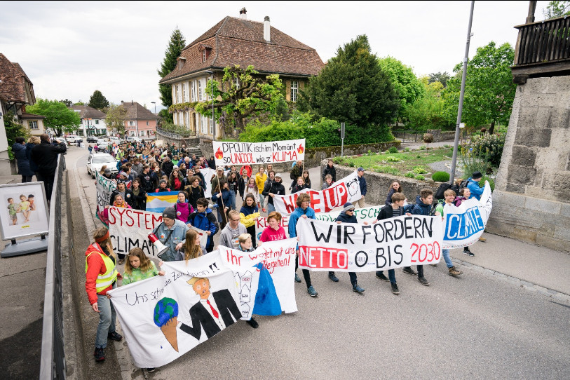 Environ 300 personnes ont défilé dans les rues d'Anet samedi après-midi. (Photo : climatestrike.ch)