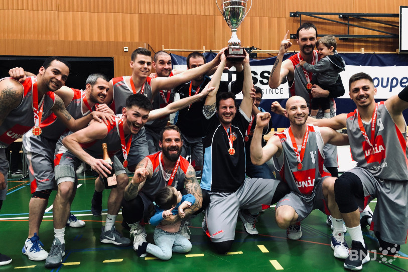 Val-de-Ruz Basket a soulevé le trophée de champion.