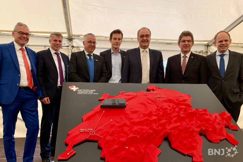 Le conseiller fédéral Guy Parmelin (3e depuis la droite) était notamment entouré du maire de Bienne Erich Fehr (2e depuis la droite) ainsi que du directeur bernois de l'économie, Christoph Ammann (2e depuis la gauche).
