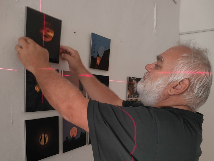 Jean-Michel Probst peaufine les détails de son exposition. (Photo : Jean-Marc Steiner).