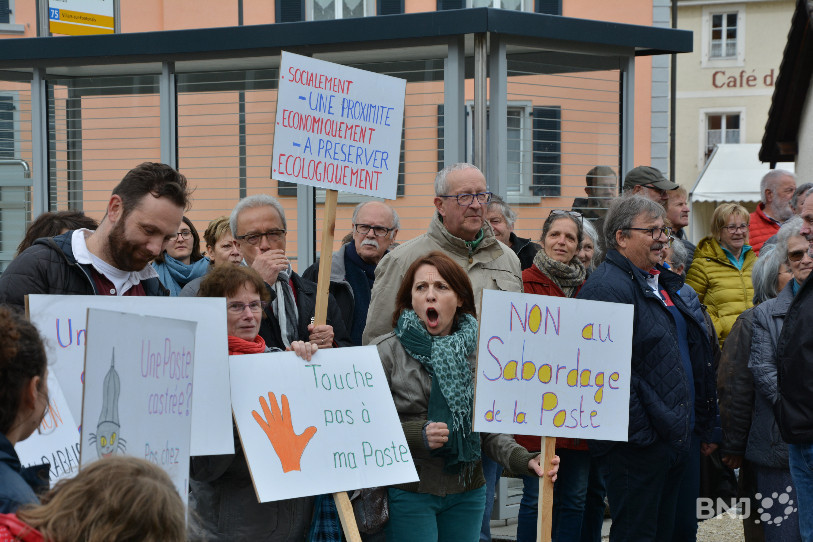 Les manifestants ont sorti les pancartes et donné de la voix sous les fenêtres de La Poste et du bureau communal.