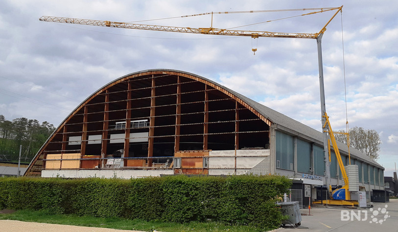 La face ouest de la patinoire de Porrentruy est désormais à l’air libre.