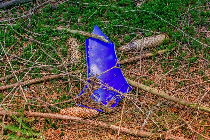 morceau de plastique dans la nature