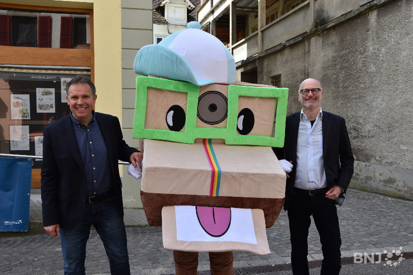 La 25e braderie aura une mascotte en forme d'appareil Polaroïd, ici entourée du directeur Jacques Stalder et du président Christian Vaquin. Elle sera déclinée en 2'500 peluches, dont 1'000 seront offertes à la population.