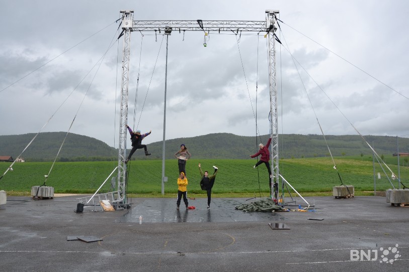 Les artistes du Sisus Circus proposent des numéros de voltige, d'autres en patins à roulettes, le tout sur le ton de la comédie.