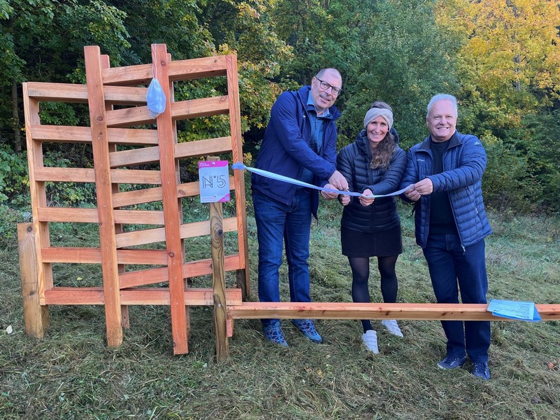 (de g. à d. Enzo Macuglia : responsable Banque Raiffeisen Neuchâtel et Vallées ; Laure Von Wyss, membre du comité de Destination Val-de-Travers ; Jacques Haldi : président du TBRC.)